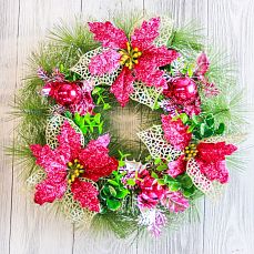 Венок новогодний d-30 см с малиновыми цветами и шарами 2372107    фото