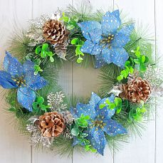 Венок новогодний d-30 см с синими цветами и шишками 2372104    фото